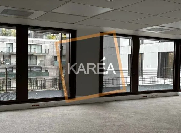 Local professionnel 679 m²