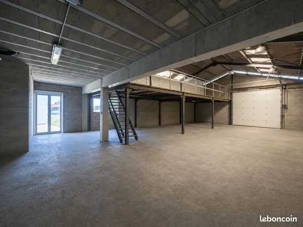 Local de stockage 362 m² - ZA du Gourbenet - La Croix-Valmer (Golfe de Saint-Tropez)