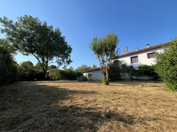 Grande maison de 195m² avec 3 chambres à proximité de St-Sulpice la Pointe !