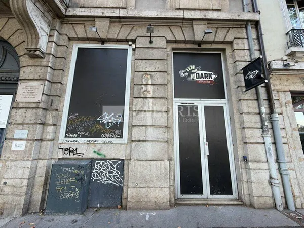 Local commercial 240 m²