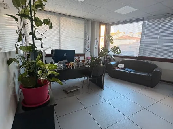 Ullins Centre - Local professionnel / bureaux 90 m² - RDC PMR - Métro B - Belle visibilité