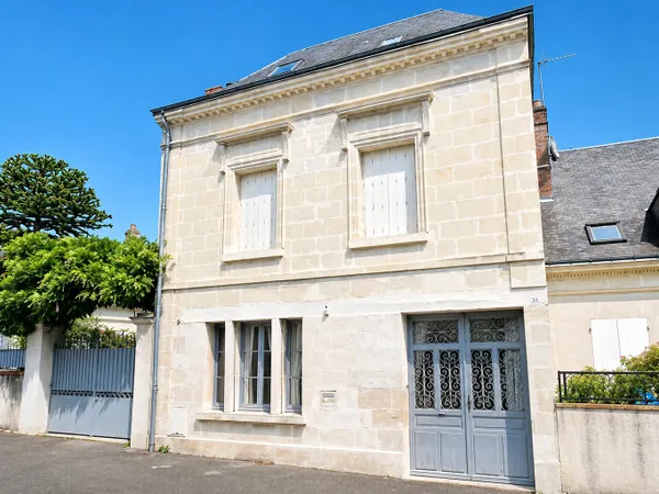 À vendre à Pocé-Sur-Cisse : Maison de Maitre de 186m2 avec jardin, 5 chambres, et un vaste salon-séj