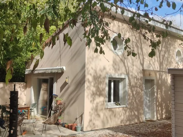 Part. Loue maison T3 indépendante, un véritable écrin de verdure urbain