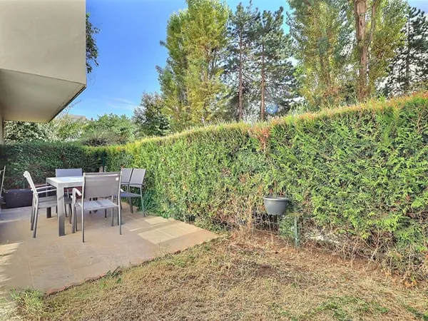 Appartement 3 pièces en rez-de-jardin sur cour avec double parking