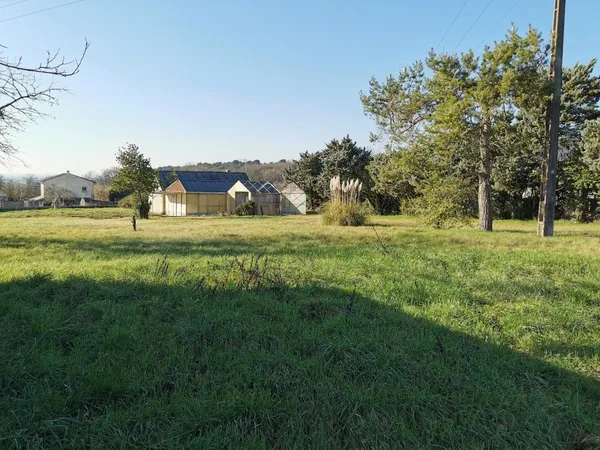 MAISON AVEC GRAND TERRAIN CONSTRUCTIBLE