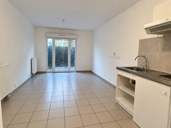 à vendre - studio avec jardin privatif dans residence récente, parking en sous-sol et proche rer - a