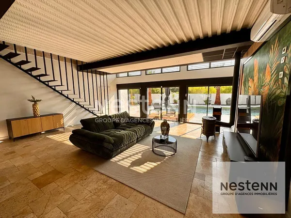 A vendre maison contemporaine de 192 m² avec studio de 33 m², garage et piscine sur terrain de 1000 