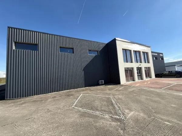 LOCAL PROFESSIONNEL d'activité mixte de 600 m² SHOW ROOM BUREAUX DEPOTS