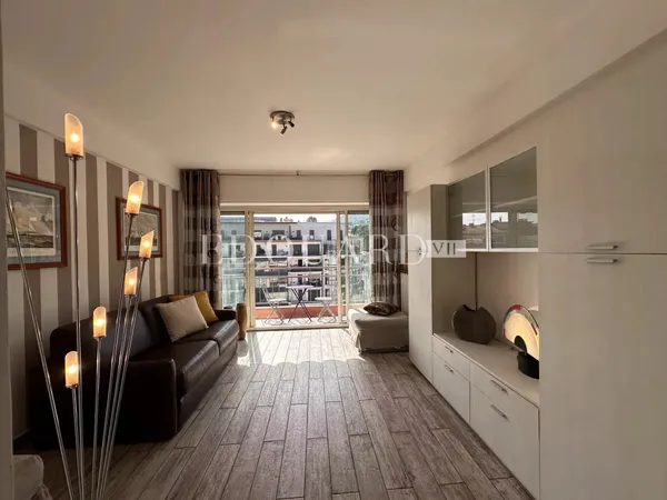 Dans le centre de Menton, en exclusivité grand studio en bon état avec terrasse et agréable vue déga