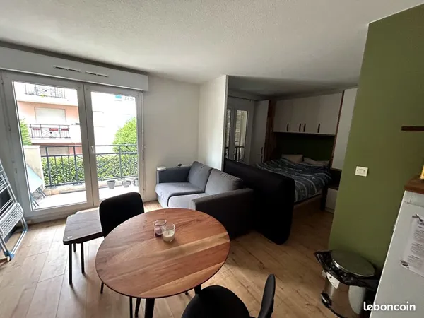 STUDIO MEUBLÉ DE 30 m² AVEC BALCON - CHILLY-MAZARIN
