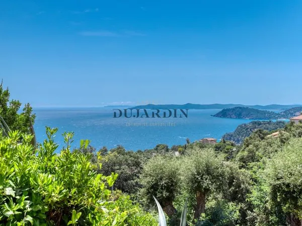 VILLA AVEC SUPERBE VUE MER AU RAYOL-CANADEL-SUR-MER