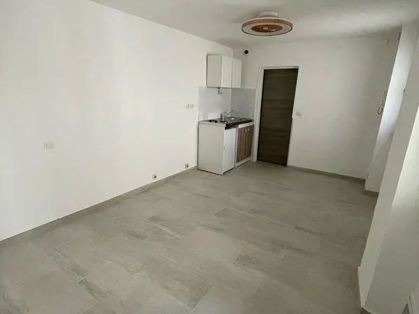 Appartement Location Nîmes 1p 18m² 380€