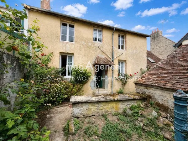 Maison de ville en pierre avec double garage - Fort potentiel