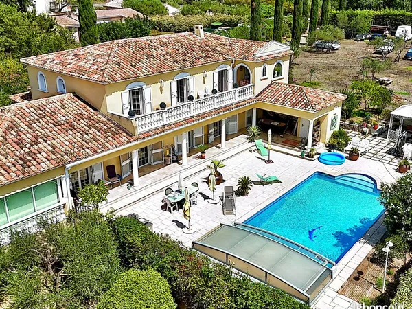 Villa 6 pièces 243 m²