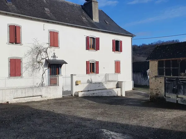 Au calme, Ferme agricole et sa maison au Pays Basque.