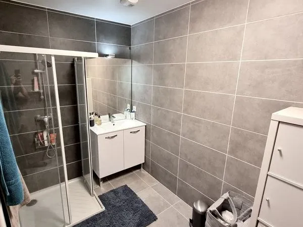 Appartement meublé de 62 m² avec terrasse de 24 m² et grand garage, à deux pas du centre