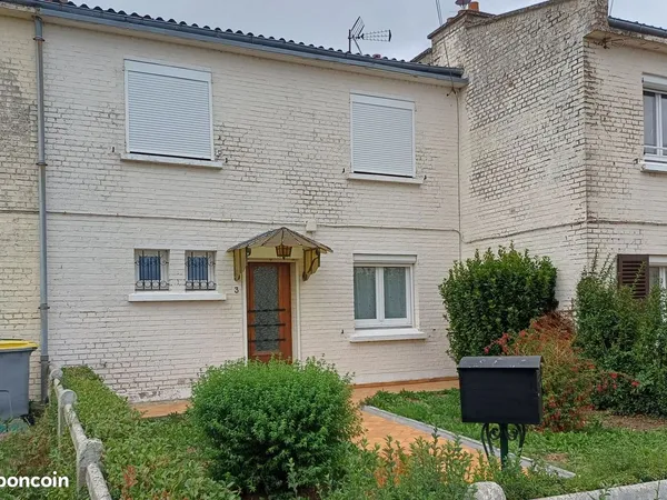 MAISON À LOUER - 92 m² - 4 CHAMBRES - DISPONIBLE LE 1er OCTOBRE 2026