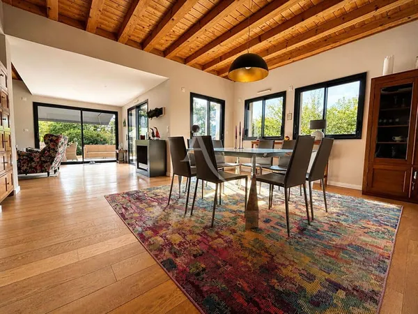 Maison 5 pièces 201 m²
