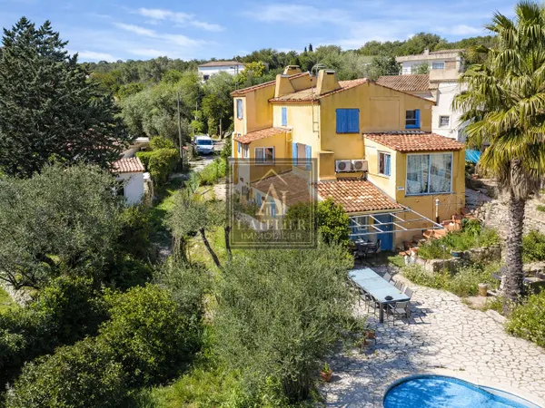 Maison de caractère avec 2 studios, piscine, sous sol et abr