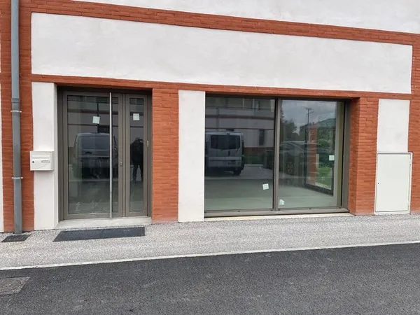 Local commercial ou professionnel CORBARIEU - 93 m2