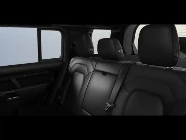 Land Rover Defender 110 2.0 p300e phev x-dynamic se — photo 7