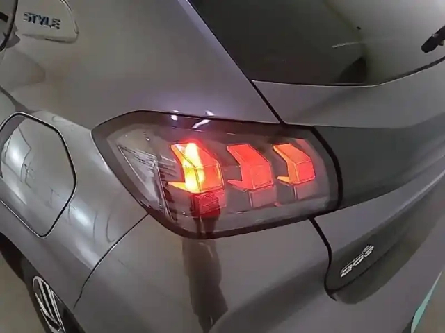 Peugeot 208 puretech 100 s&amp;s bvm6 — photo 17