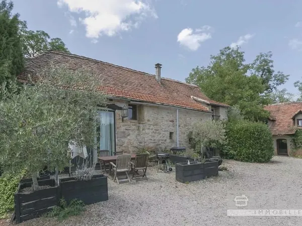 Propriété avec deux gites, camping, logement insolites.
