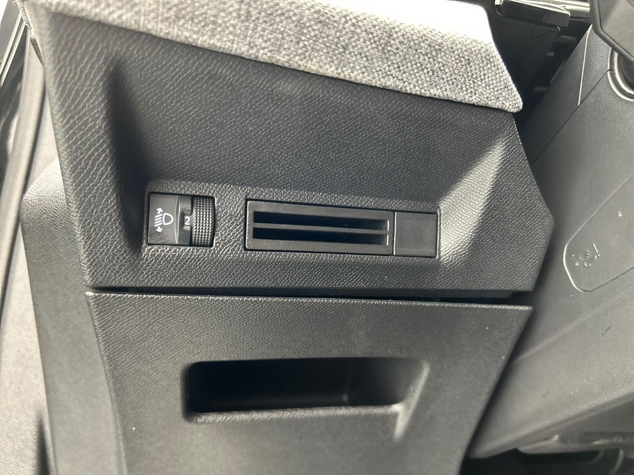 Peugeot 308 hybrid 145 e-dcs6 allure — photo 22
