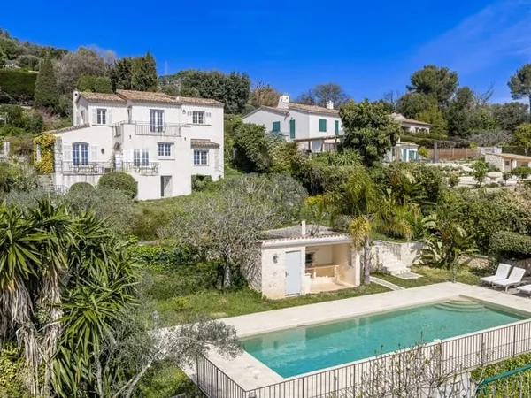 Luxe discret pour cette villa lumineuse très proche du village.