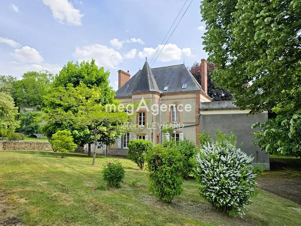Domaine de 3 Ha avec piscine et installations équestres