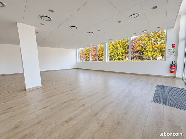 Bureaux / Showroom 97 m² - Grande façade vitrée - Colmar ZI Nord
