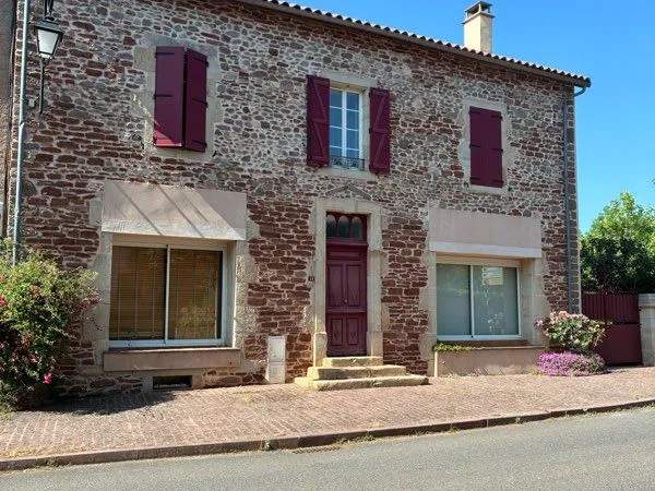 À louer ds maison restauré centre village village apt coquet avec très grande terrasse