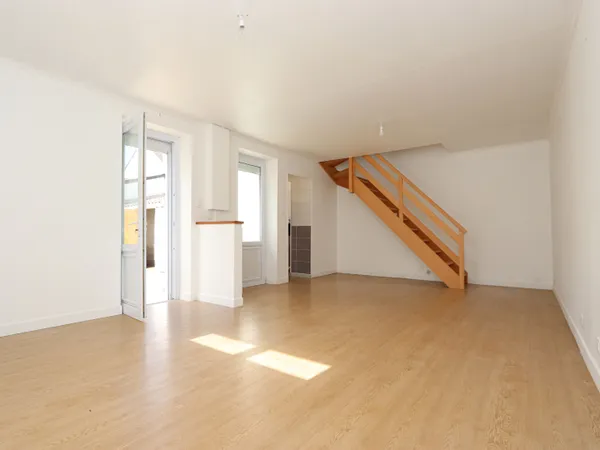Maison de ville rénovée - 2 chambres avec cour et dépendances