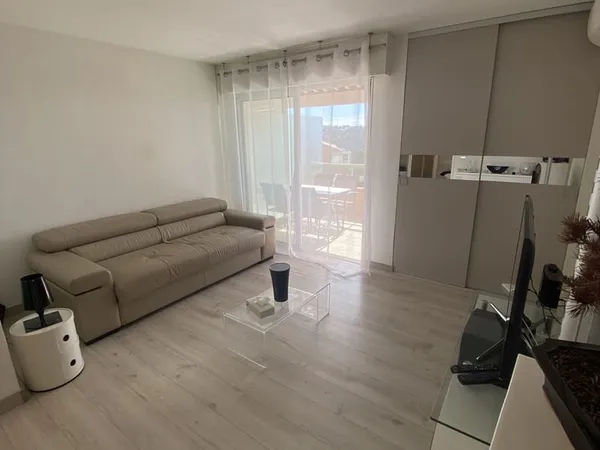 LOCATION A L'ANNEE STUDIO MEUBLE VALESCURE