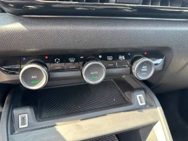 Citroën C4 e- 136 ch automatique — photo 15