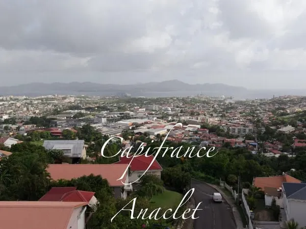 À VENDRE - ENSEMBLE IMMOBILIER DE 3 APPARTEMENTS INDÉPENDANTS AVEC PISCINE