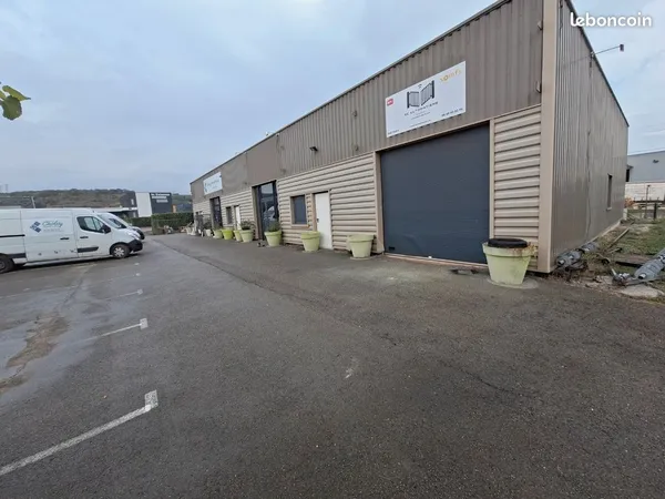 Batiment artisanal 400m2 belle visibilité
