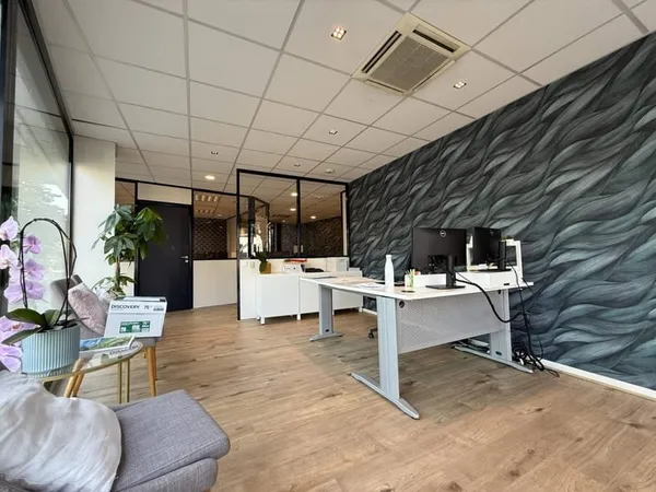 Local commercial 14 pièces 334 m²