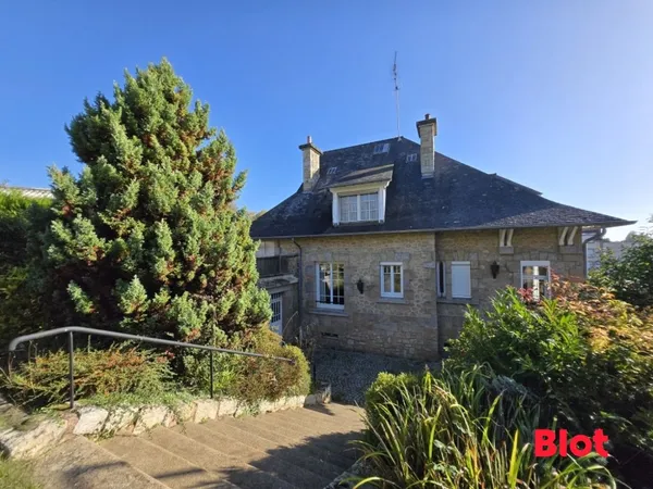 BLOT IMMOBILIER FOUGERES - A VENDRE - MAISON DE PLUS DE 140m² - 3 CHAMBRES - FORUM