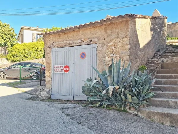GINASSERVIS (83560) - Remise en pierre de 26 m² avec mezzanine : Garage, stockage ou atelier