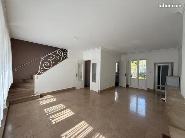 Maison de ville de 135 m² - 4 chambres, bureau, ascenseur, garage, jardin