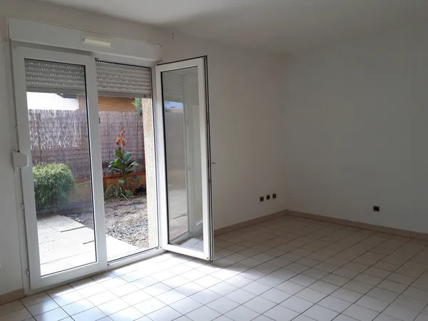 31270 VILLENEUVE: Appartement T2 en rch - terrasse et parking