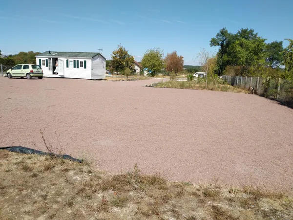 Terrain constructible viabilisé (eau et électricité déjà présents sur plusieurs secteurs du terrain)