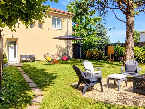 Rare à CHAPONOST - Le charme d'une maison, le confort d'un duplex avec jardin et terrasse