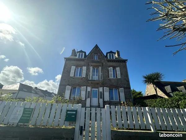 Maison en pierre avec jardin