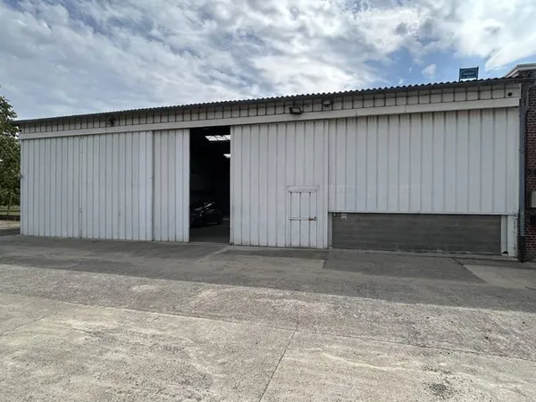 Entrepôt 487 m²