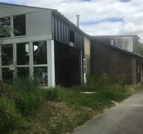 Atelier, garage et apartement sous grenier amenagé avec terrasse et jardin