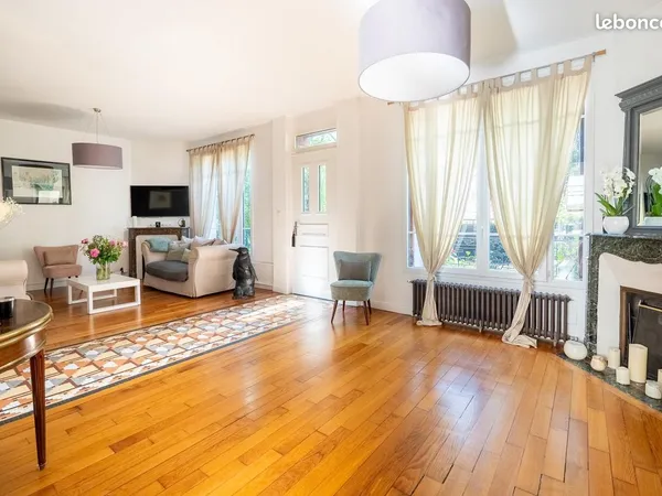 Maison 8 pièces 205 m²