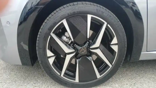 Peugeot 208 hybrid 110 e-dcs6 — photo 12