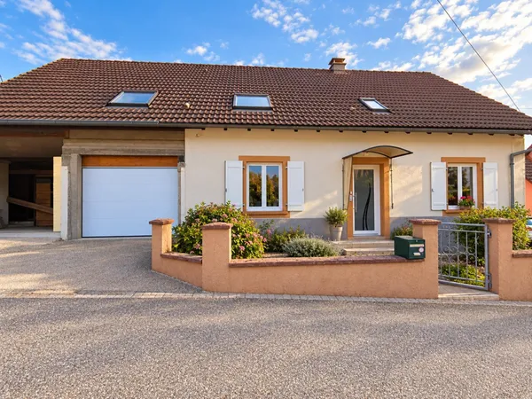 Belle maison familiale de 169 m² avec 3 chambres et 14 ares de terrain, dans un environnement calme 